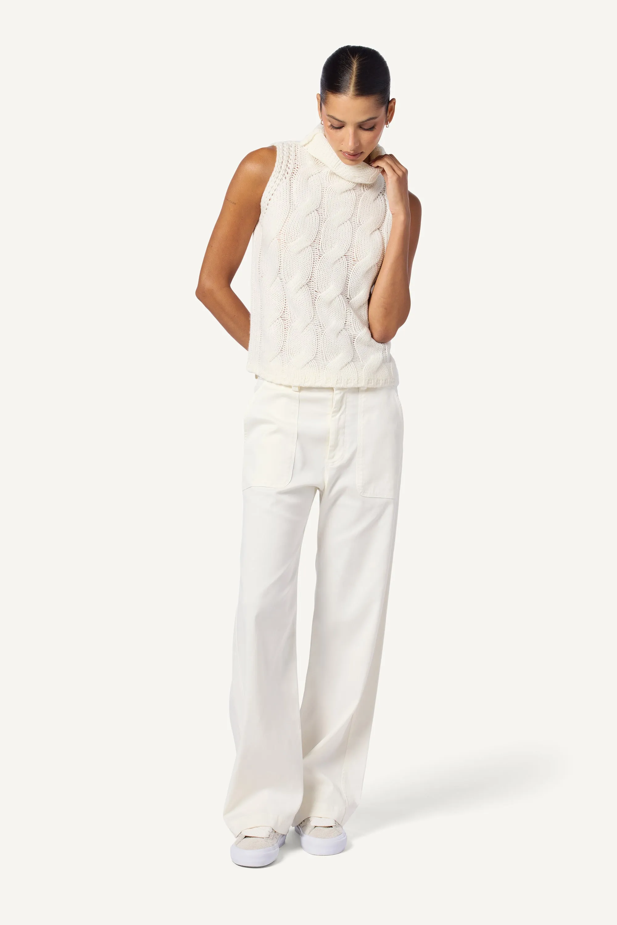 SAIGEY CASHMERE CABLE KNIT SLEEVELESS TURTLENECK  | GARDENIA